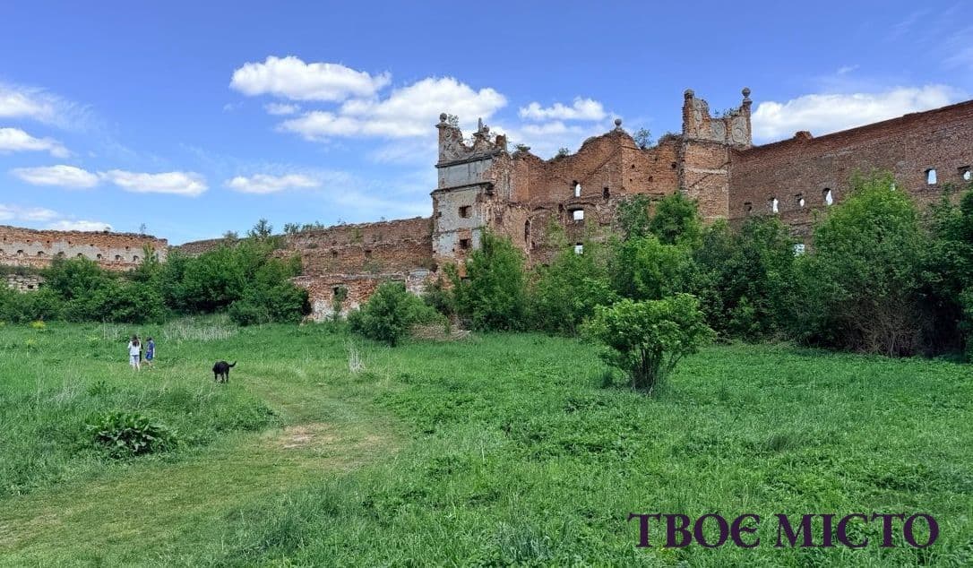 Старосільський замок перетворюється на руїни