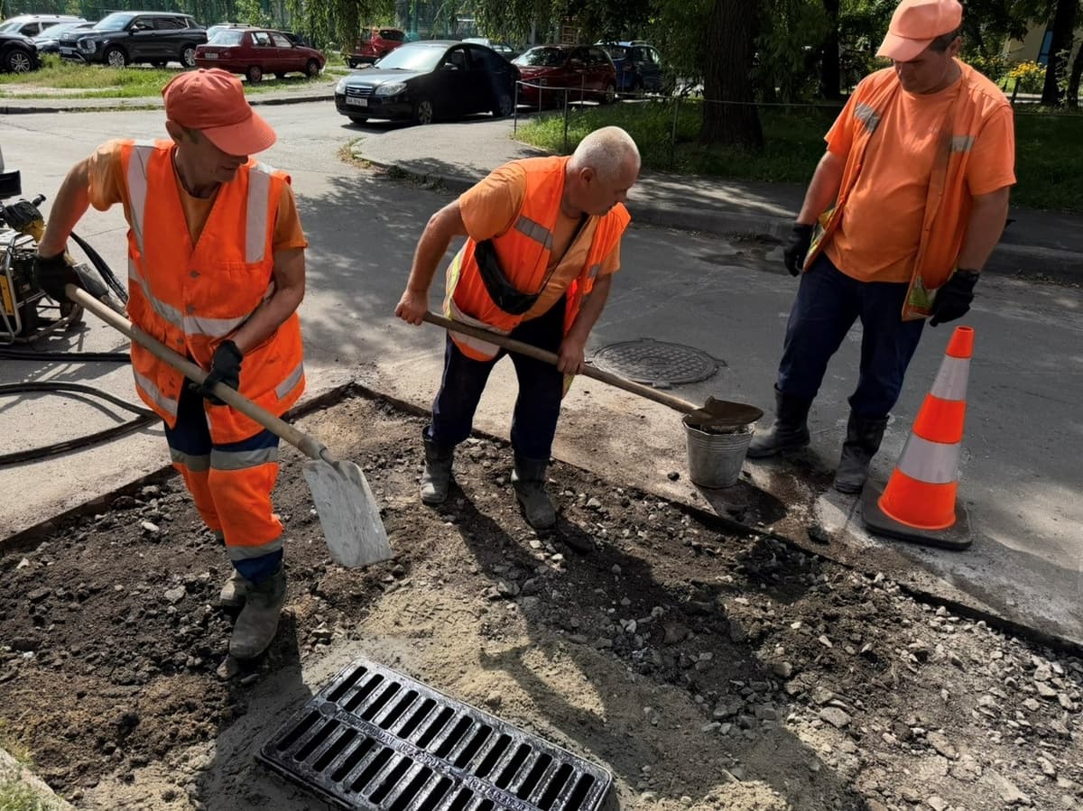 У Києві ремонтують зливоприймачі та оглядові колодязі: з початку року відновили понад 1100 об'єктів