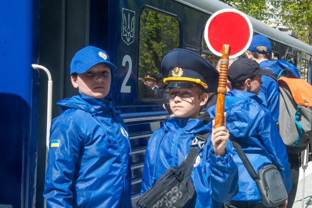 Діти пробують на собі професії залізничників