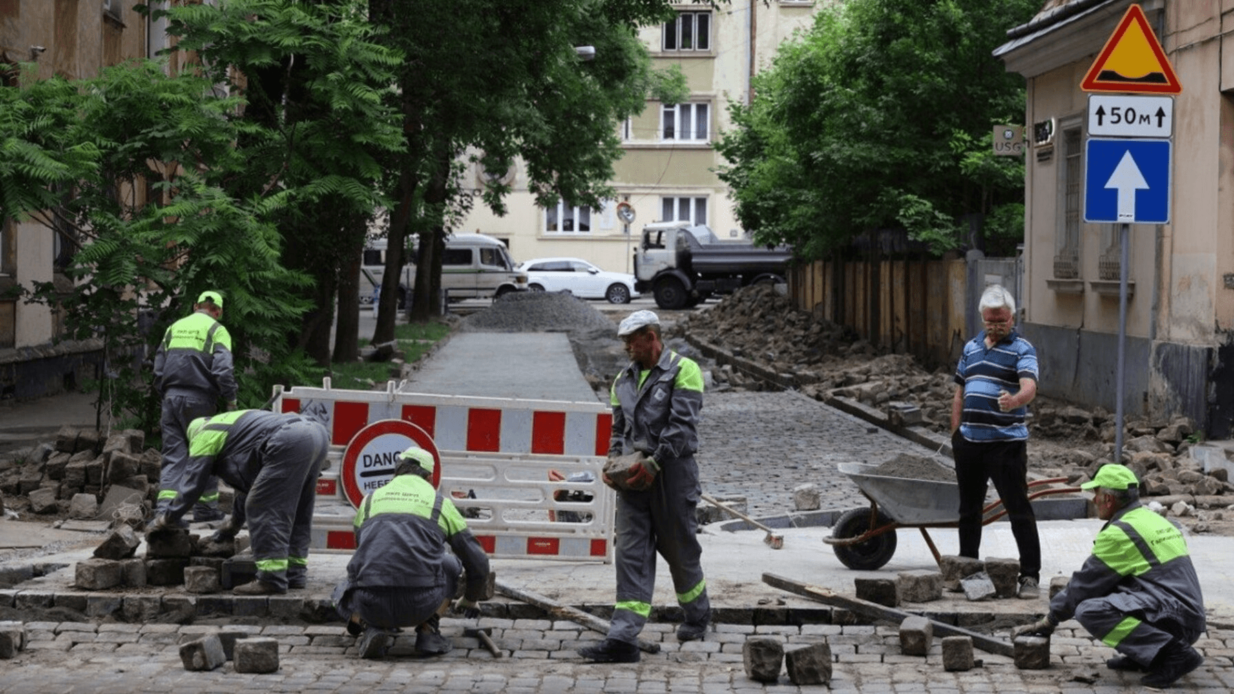 На вул. Грецькій перемощують бруківку / Фото: ЛМР