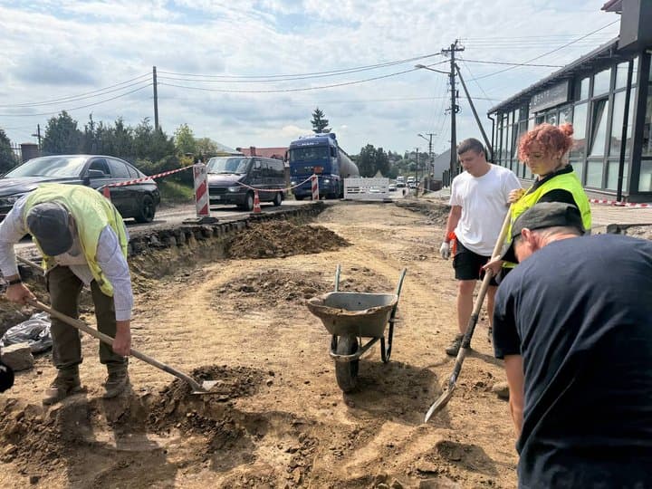 На Львівщині під час ремонту дороги знайшли рештки людських кісток