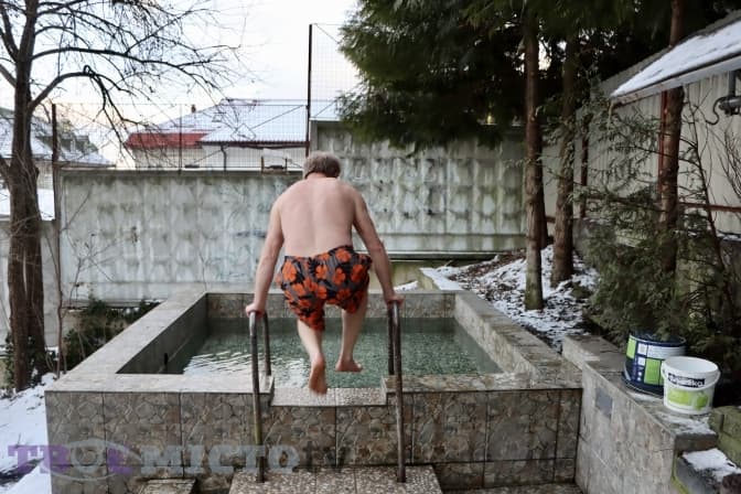 «Пірнаю вже 10 років». Як львівський викладач займається моржуванням