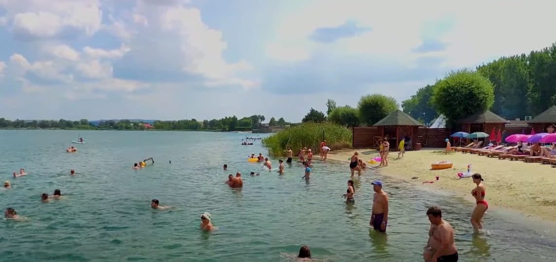 На Задорожньому озері завжди багато відпочивальників / фото з мережі