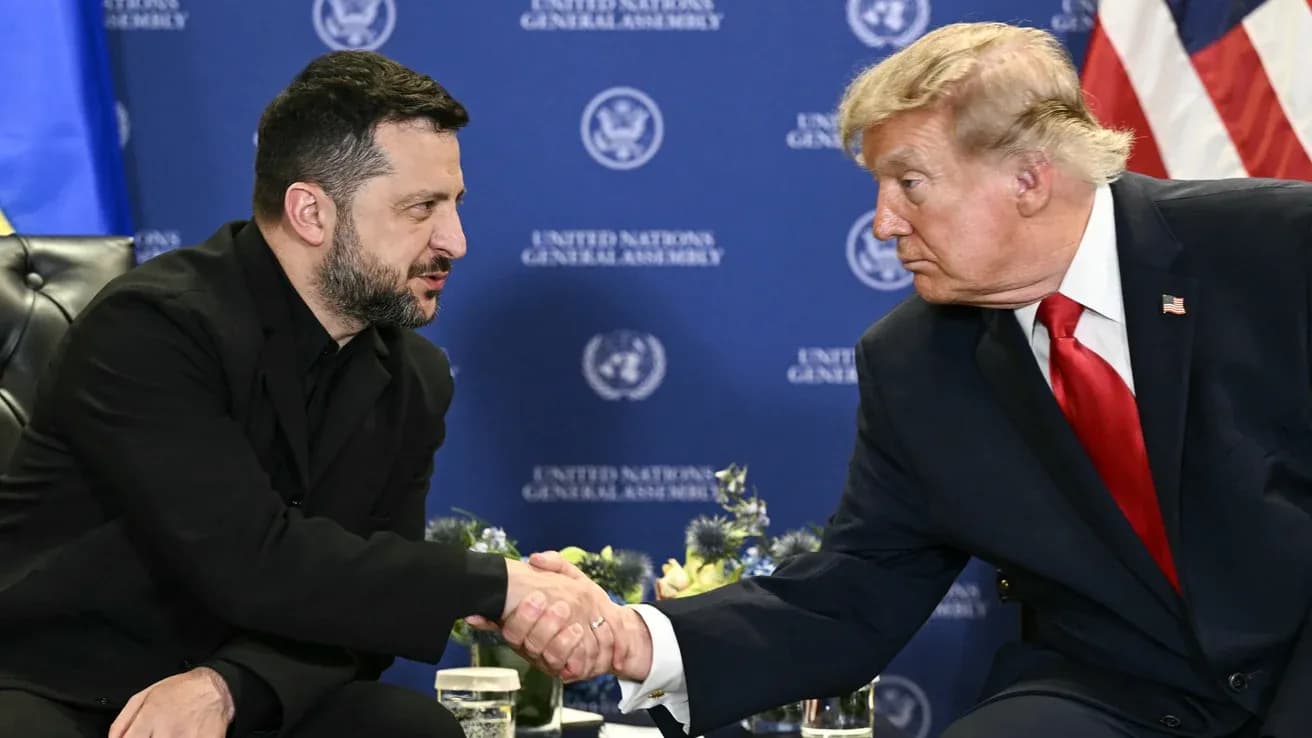 Президент США Дональд Трамп та Президент України Володимир Зеленський під час зустрічі на полях 81-ї сесії Генасамблеї ООН Brendan SMIALOWSKI / AFP via Getty Images