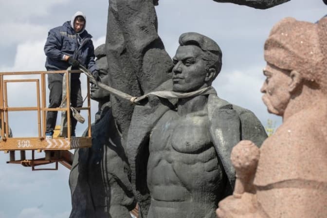 У Києві демонтували скульптуру біля Арки дружби народів
