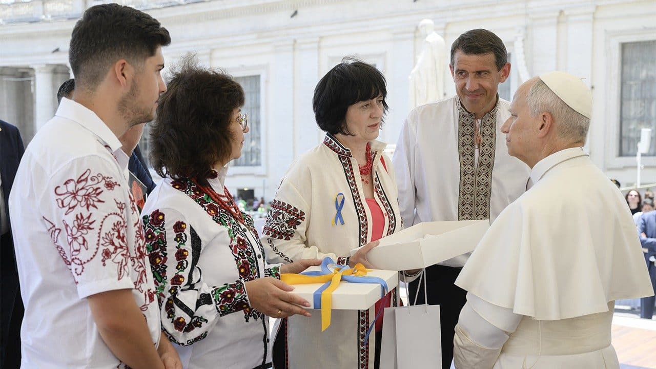 Галина Шуневич (третя ліворуч) із подарунком для Папи Лева