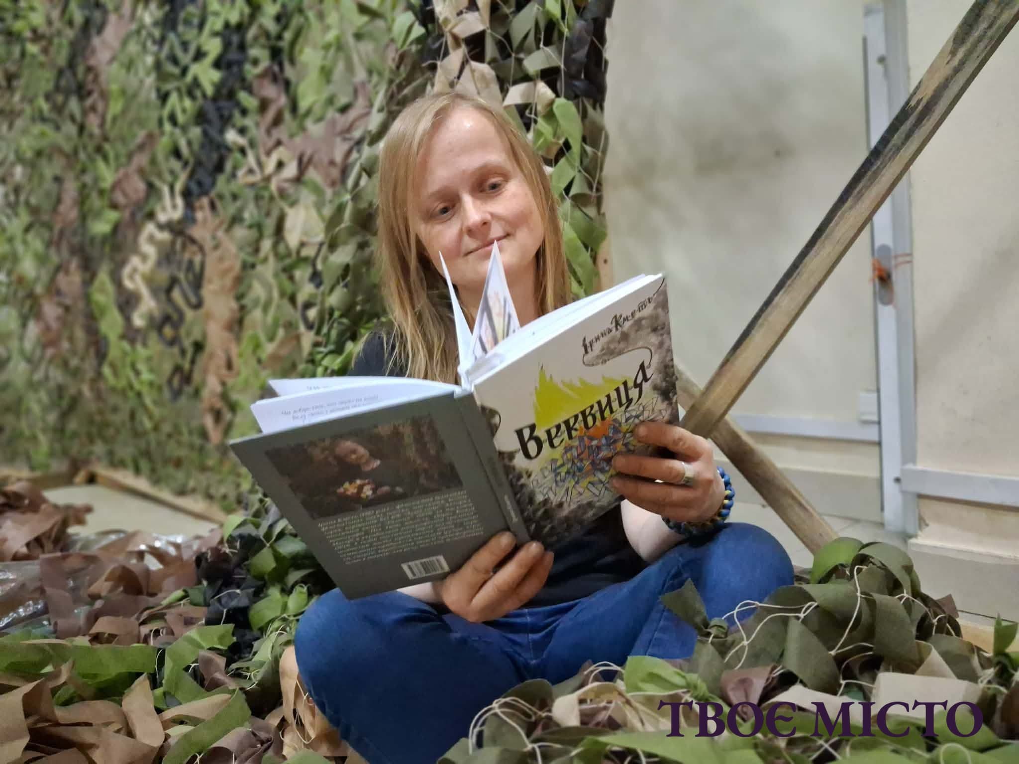 Літераторка та керівниця благодійного фонду "Львів-опір" Ірина Кметь презентує свою книгу "Вервиця"