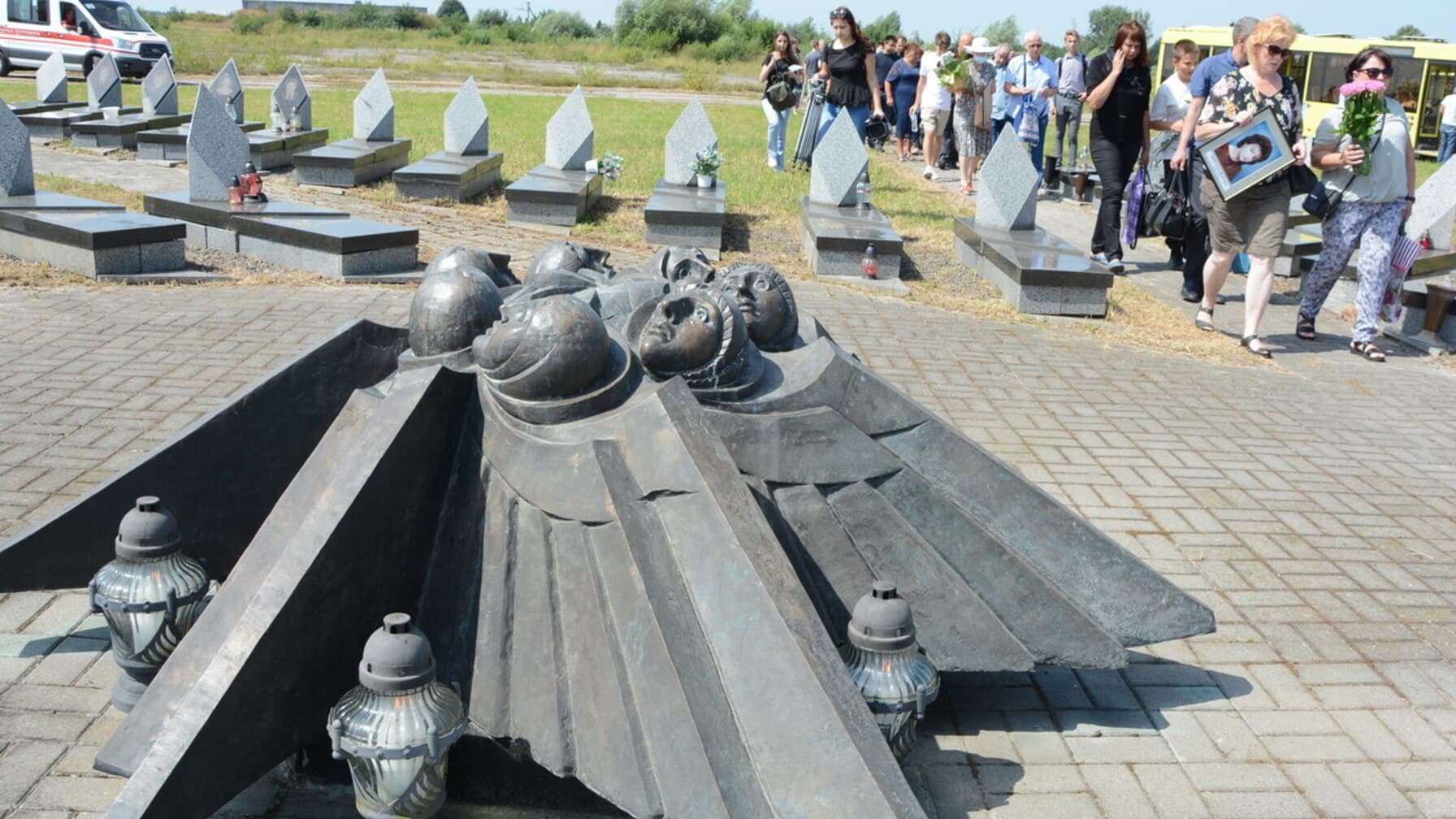 У Львові вшанували пам’ять 77 загиблих у катастрофі. Місто скерує 102 тисячі гривень на підтримку їхніх родин / фото ЛМР.