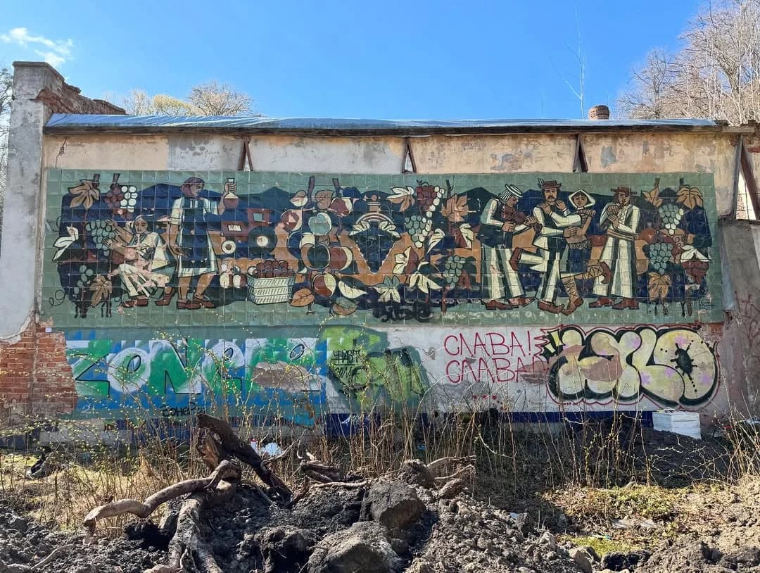 Панно, яке було на стіні заводу, руйнувалось роками / фото Jam Factory Art Center
