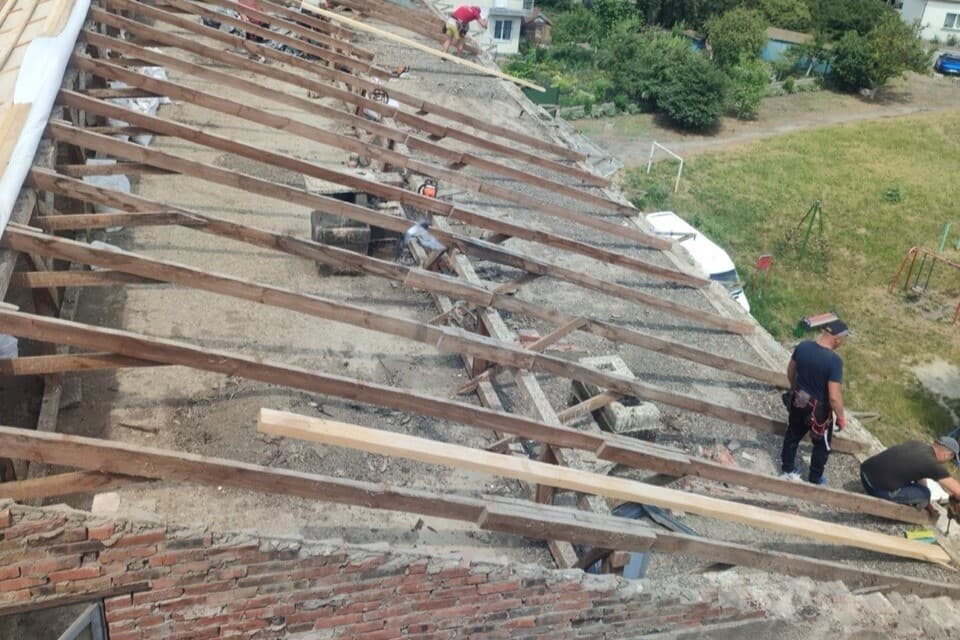 Буревій зірвав 800 квадратів даху: у Львові показали, як відновлюють адмінбудівлю