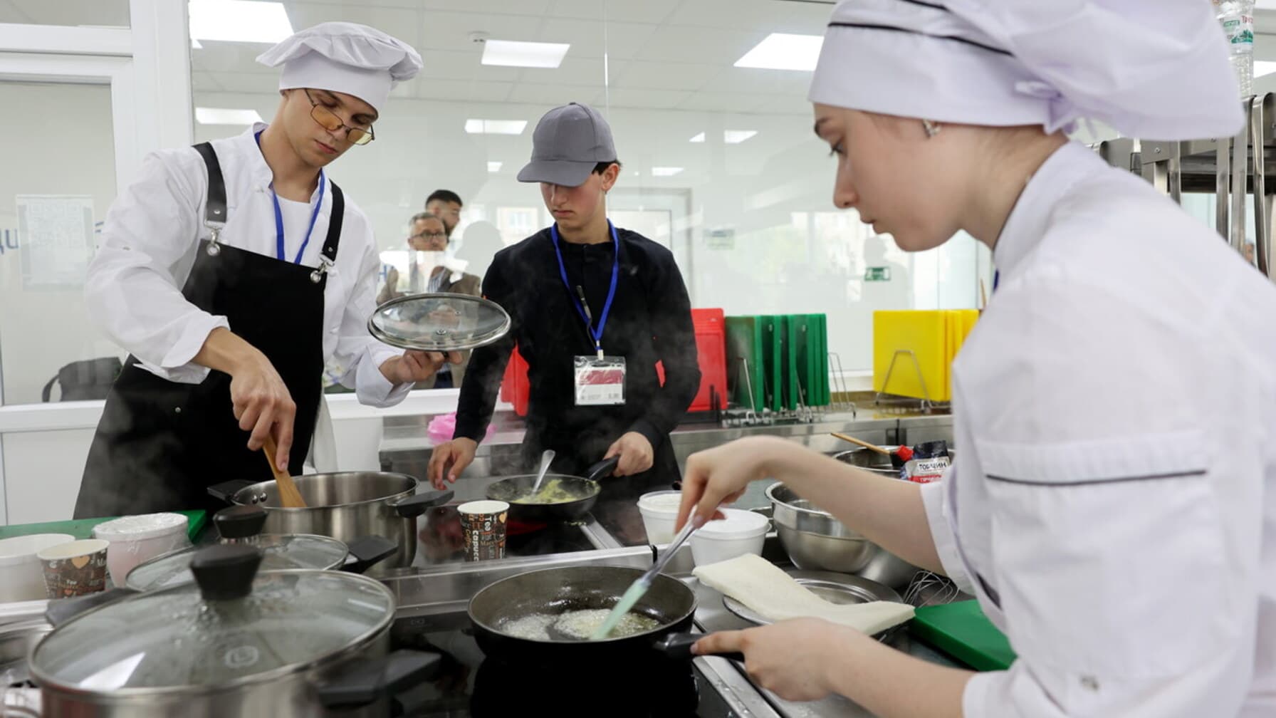 Учні закладу професійної освіти підчас готування страв / фото: ЛМР