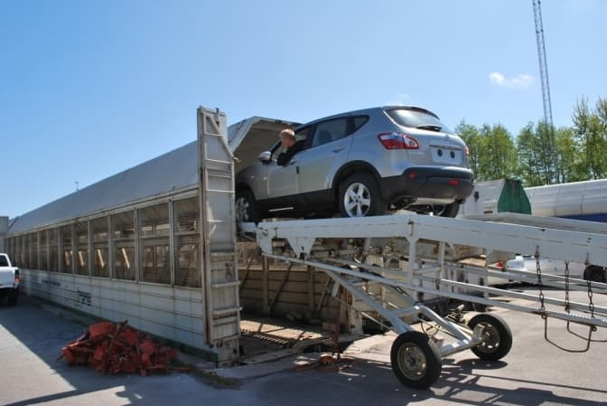 Перевезти автомобілі до Львова тепер можна поїздом