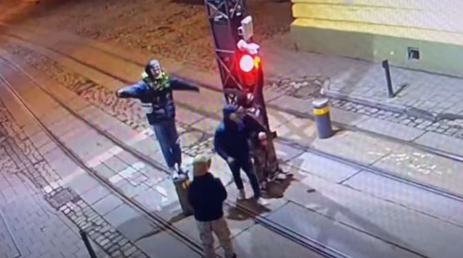 Поліція встановила підлітків, які пошкодили болард у пішохідній зоні в центрі Львова