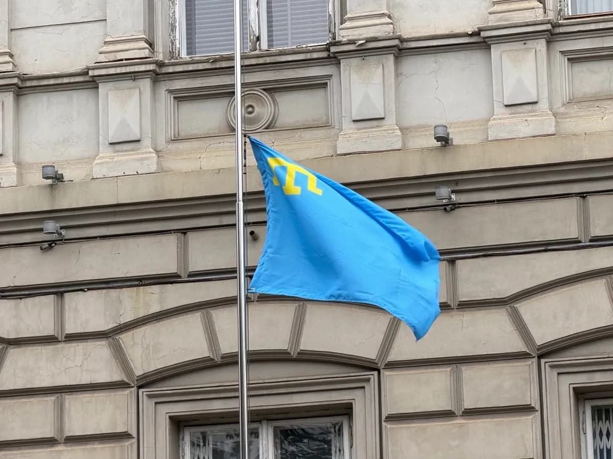 Перед Львівською ОДА приспустили прапор кримськотатарського народу / фото ЛОДА
