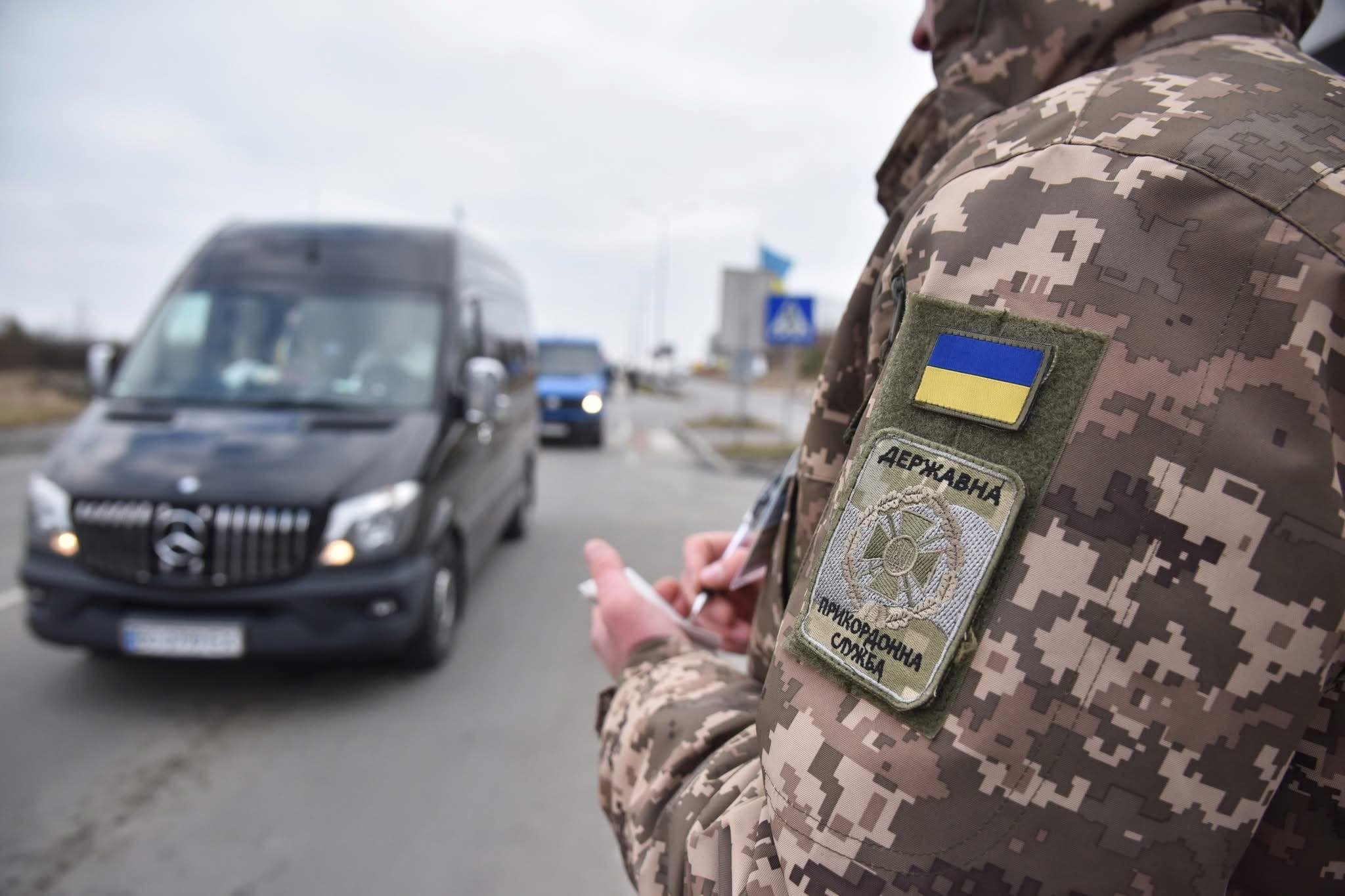 На кордоні з Польщею сповільнився рух через технічні проблеми / фото 7 прикордонного Карпатського загону