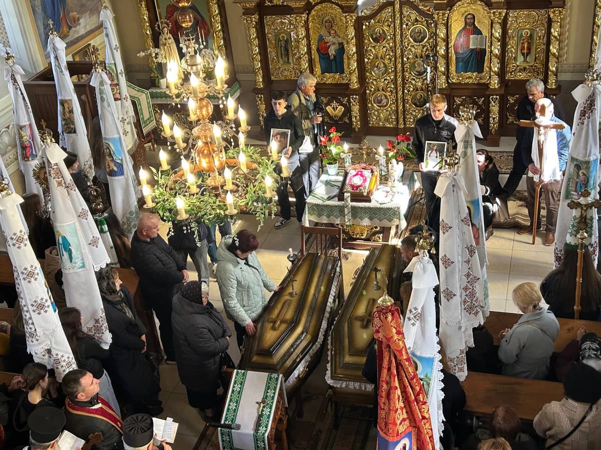 На Львівщині прощаються з матір’ю та донькою, які загинули від ракетного удару 5 жовтня. Фото