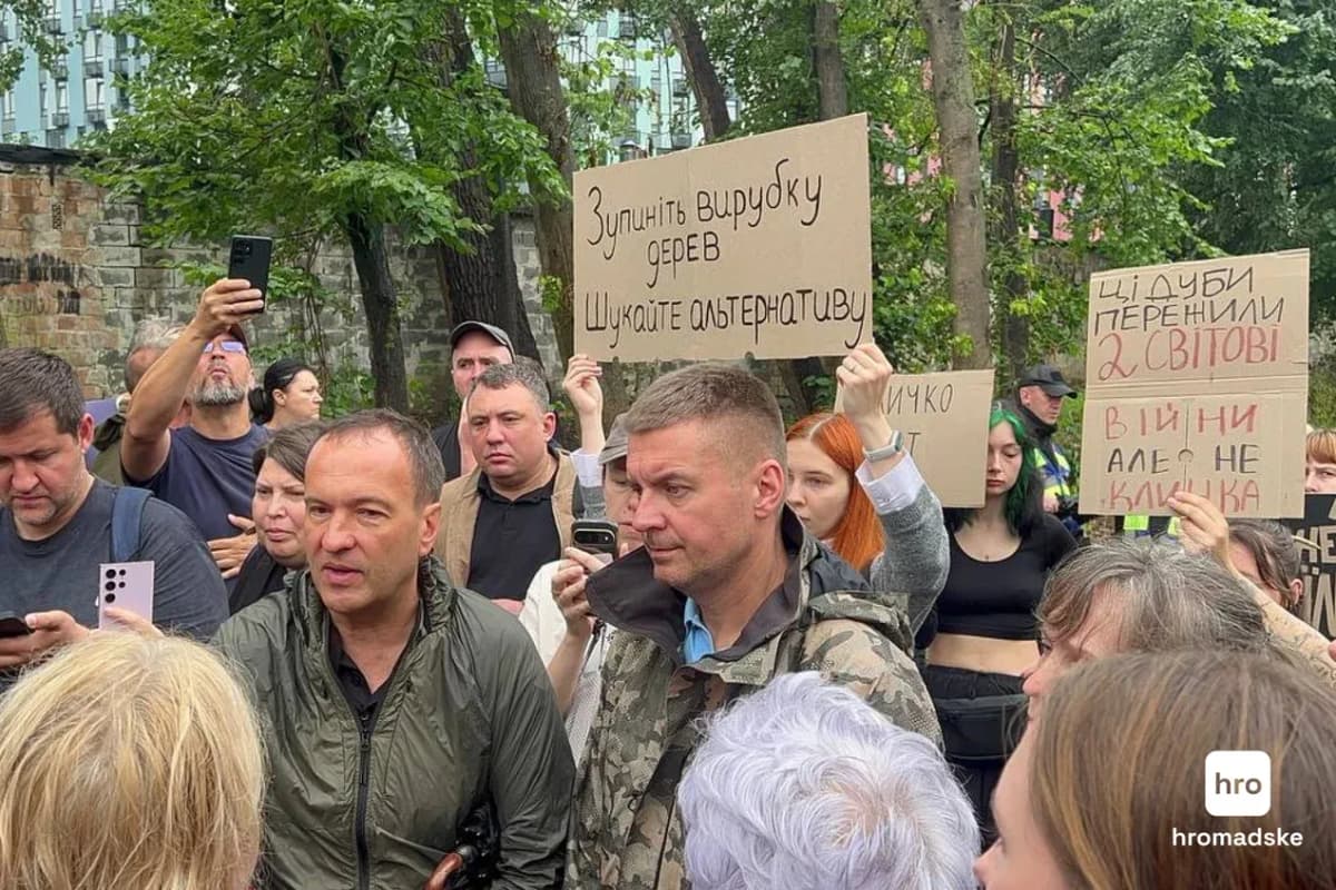 Вирубка дерев заради теплотраси: на Теремках спалахнув протест (Відео)