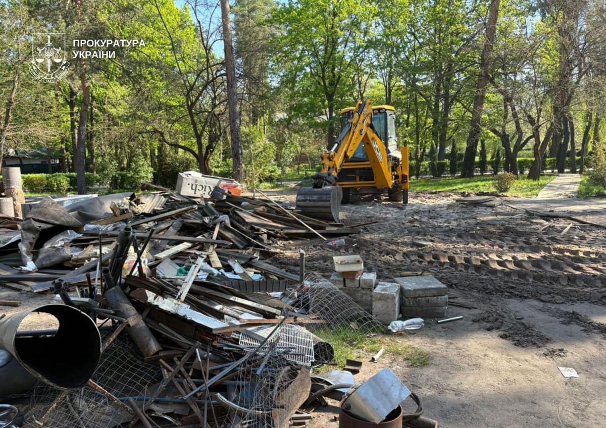 Парк «Партизанська слава» звільнили від незаконного кафе та альтанок