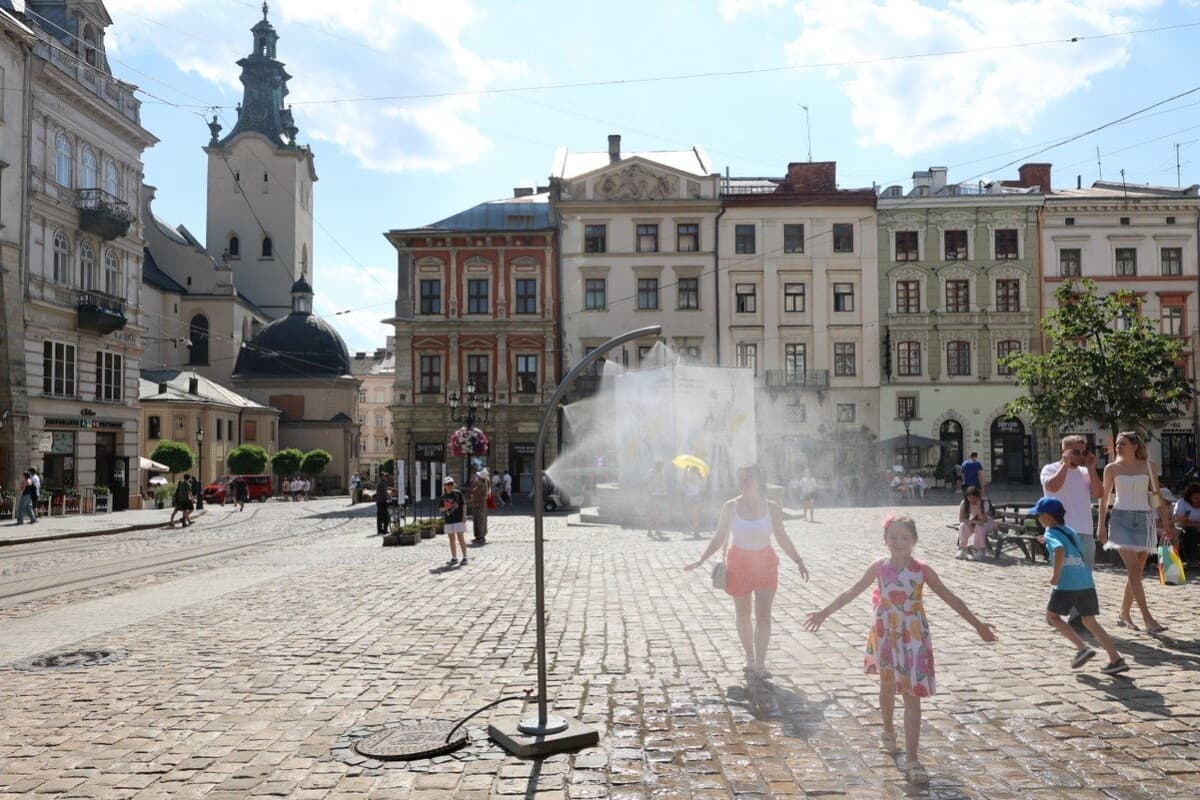 На Площі Ринок встановили розпилювачі води, аби рятуватись від спеки / фото ЛМР
