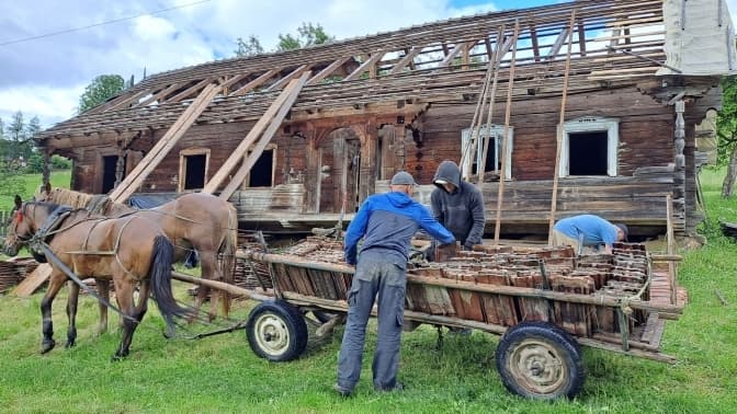 До «Тустані» привезли унікальну різьблену хату із Плав'я