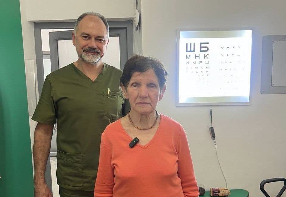 Довірила зір своєму студенту: у Львові 82-річній лікарці провели успішну операцію на очах