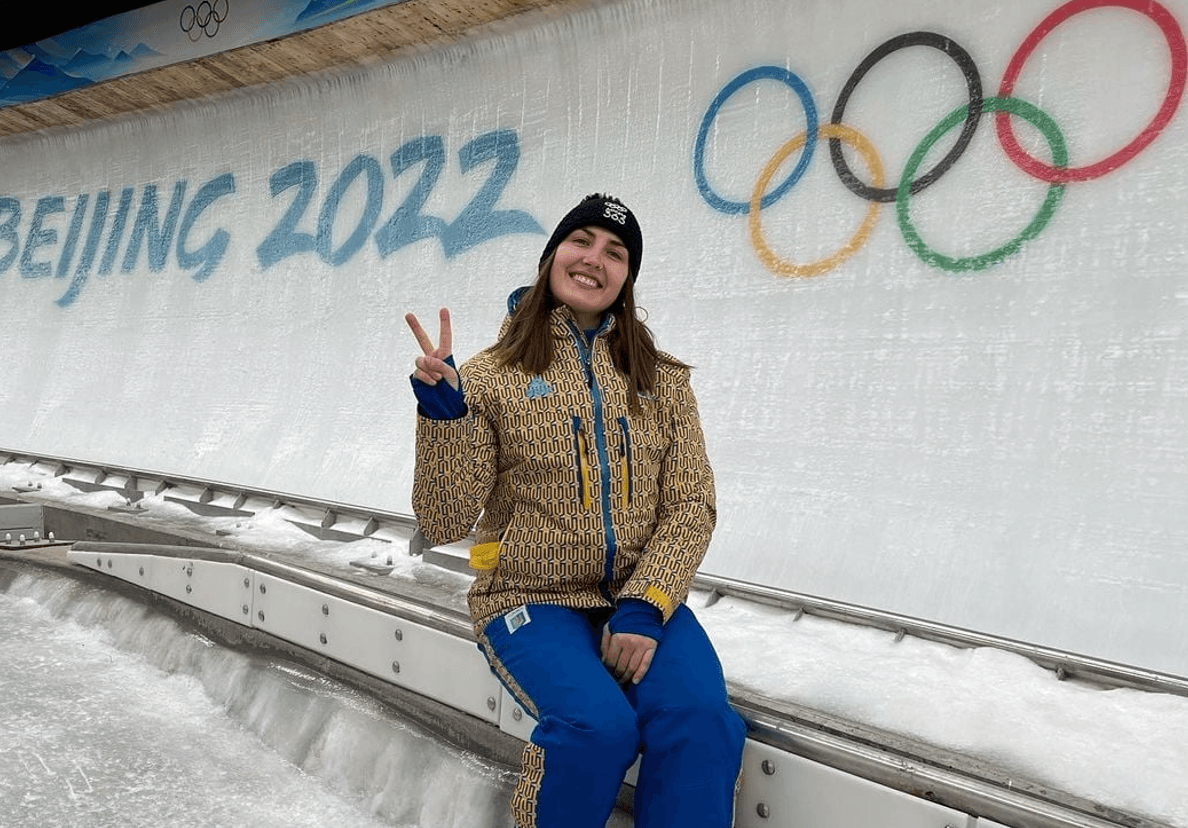 На фото: ОЛЕНА СТЕЦКІВ ПЕРЕДАЄ ОЛІМПІЙСЬКЕ ВІТАННЯ З КИТАЮ