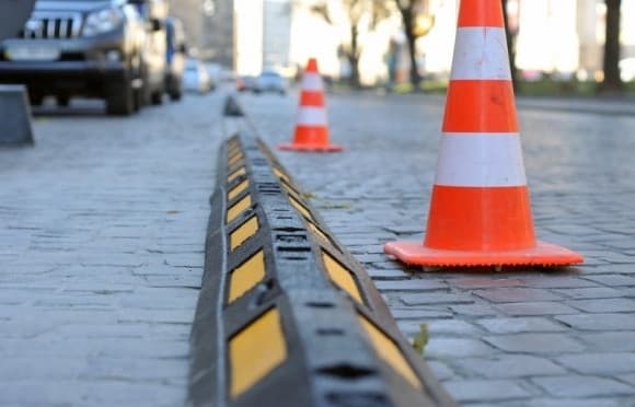 На проблемній ділянці у центрі Львова встановлять делініатори