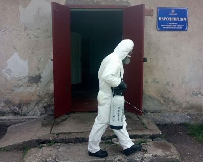 Як на Львівщині рятувальники дезінфікують церкви і вулиці. Фото