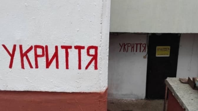 В укриттях шкіл та садочків Дарницького району встановлять автоматичні двері