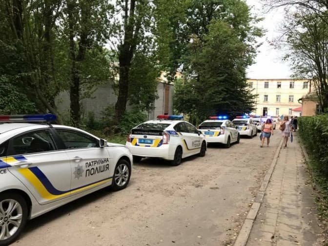 Як патрульні затримували чоловіка, який взяв у заручники пацієнтів психлікарні