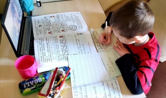Школи Київської області працюватимуть онлайн через загрозу обстрілів