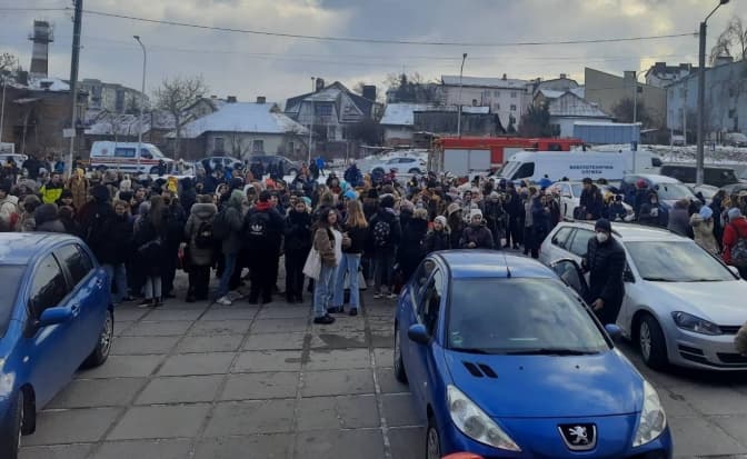У Львові повідомили про замінування школи. Евакуювали дітей та персонал