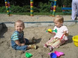 На вулиці Городоцькій у Львові обіцяють облаштувати дитмайданчик, щоб діти не грались на колії