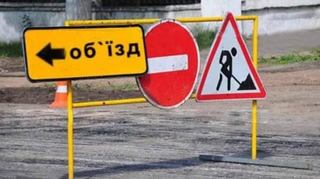 На Осокорках провалилась дорога над каналізаційним колектором