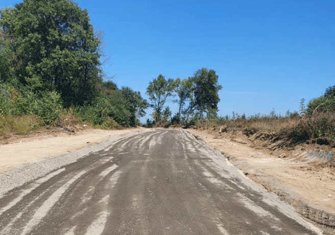 Як ремонтують дорогу до озера Задорожнє на Львівщині. Фото