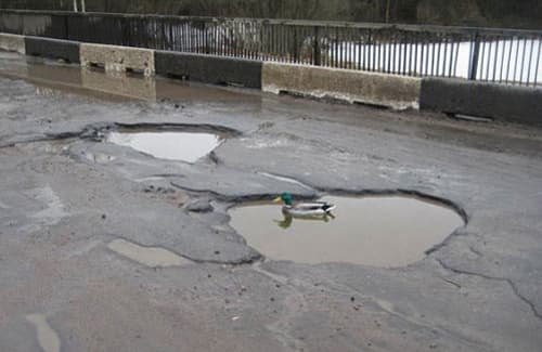 Як у Львові роблять "ямковий" ремонт. Аматорське відео