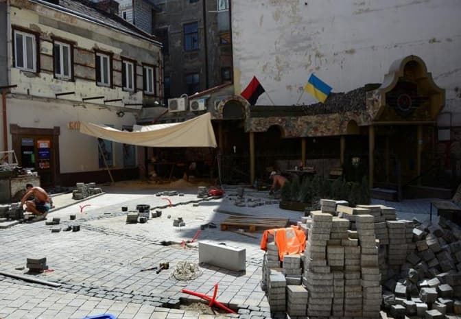 У Львові досі не визначилися з муралом на Дорошенка
