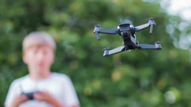 Як школярів вчать керувати дронами у Львові