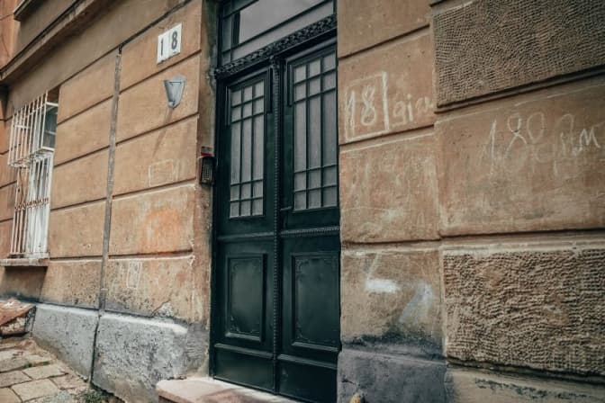 На Знесінні відновили ще одну історичну металеву браму. Фото