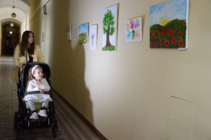 У Львові діти зі СМА створили картини на підтримку Вікторії Полюги. Як придбати