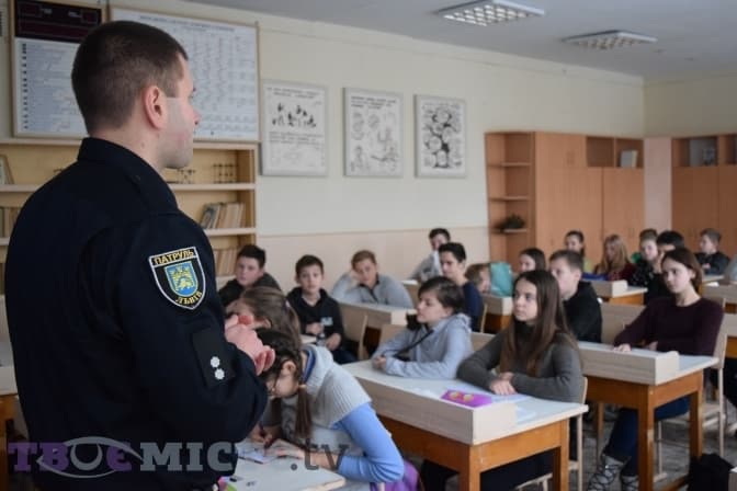 В школах України можуть з'явитися поліцейські та металошукачі