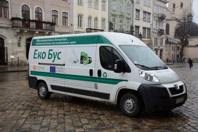 Де здати старі лампи і батарейки. Графік зупинок екобуса у Львові