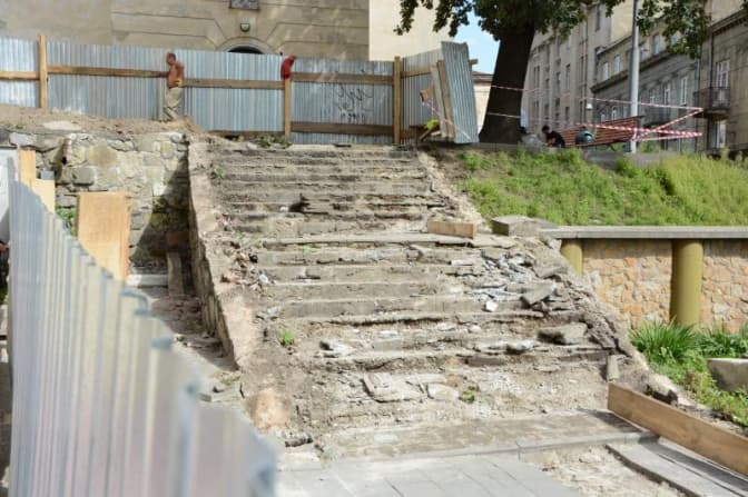 У Львові ремонтують сходи до костелу Марії Сніжної