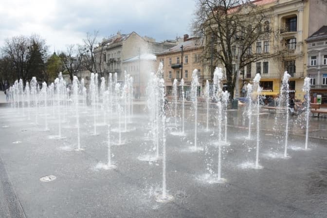 У центральній частині Львова сьогодні запрацюють фонтани