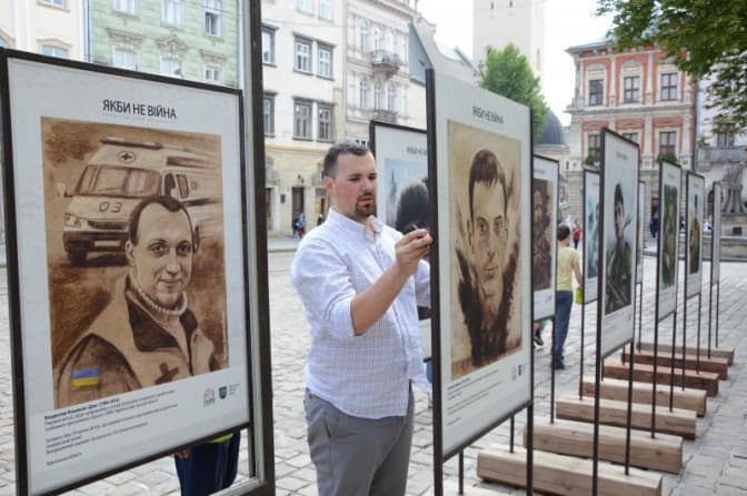 На площі Ринок відкрили фотовиставку про загиблих на війні