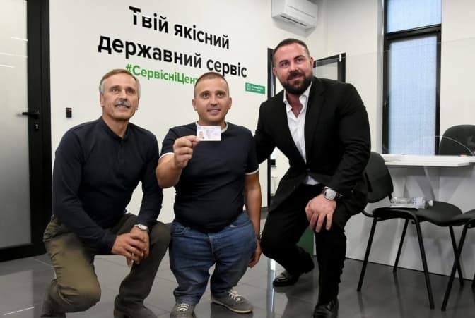 У Львові водійські права отримав перший випускник автошколи для осіб з інвалідністю