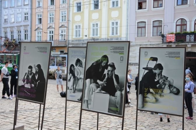На площі Ринок відкрили фотовиставку про протидію домашньому насильству