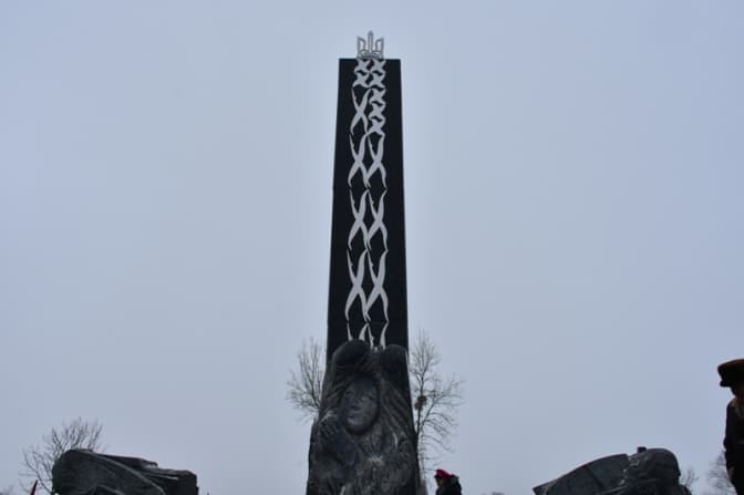 Біля Львова відкрили пам’ятник Небесній Сотні. Фото