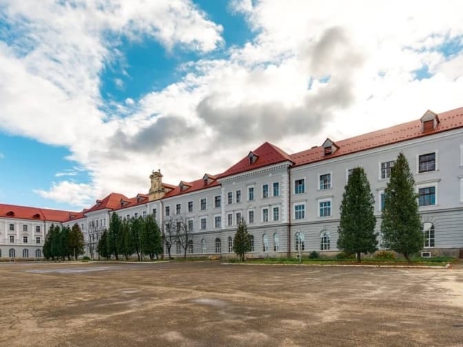 На Львівщині у спорткомплексі масово отруїлися діти