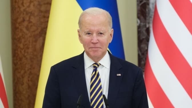 Байден підписав закон про допомогу Україні та пообіцяв почати поставку в наступні кілька годин